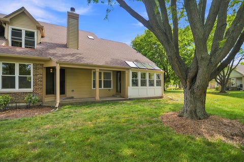 Tiny photo for 352 Satinwood Court N, Buffalo Grove, IL 60089 (MLS # 12714706)
