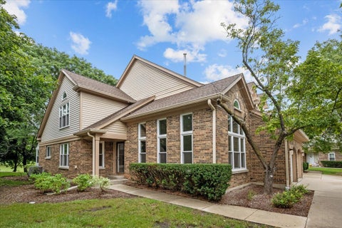 Tiny photo for 352 Satinwood Court N, Buffalo Grove, IL 60089 (MLS # 12714706)