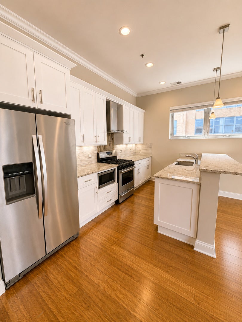 1002 W Van Buren Street 402