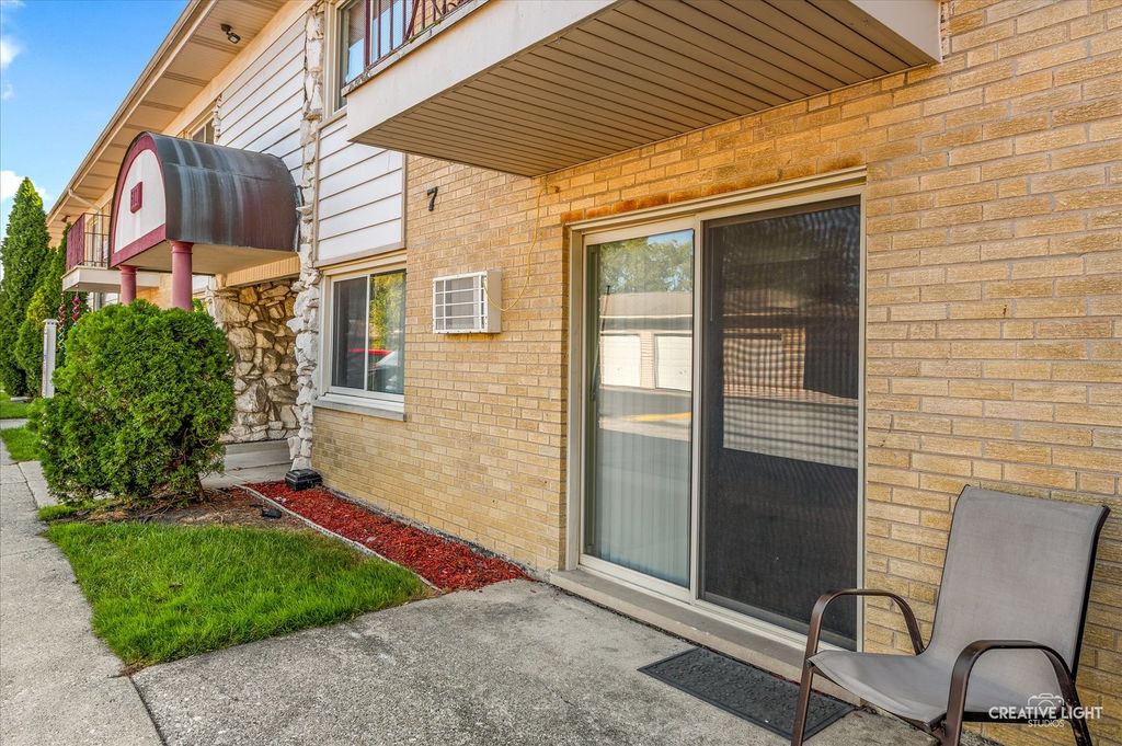 Photo for 501 Carlysle Drive #9, Clarendon Hills, IL 60514 (MLS # 12475639)