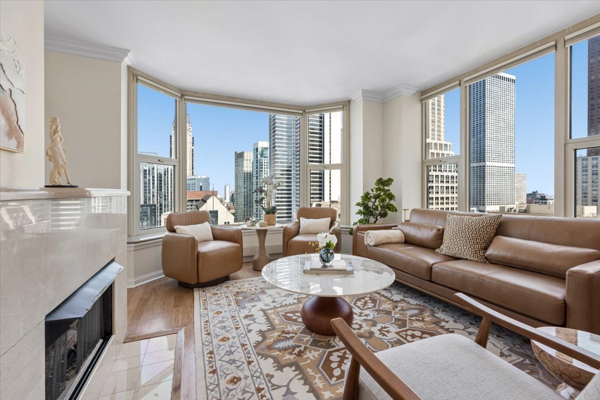 25 E SUPERIOR Street 2803