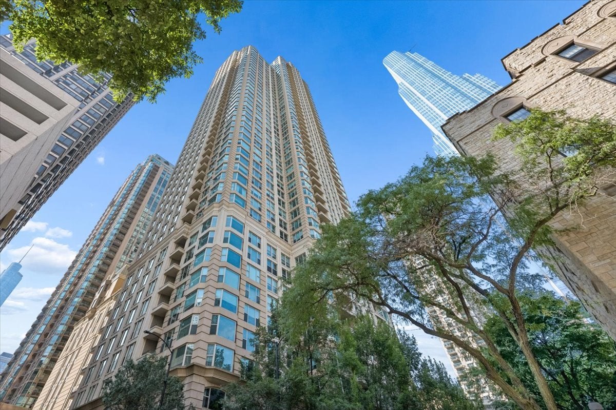 25 E SUPERIOR Street 2803