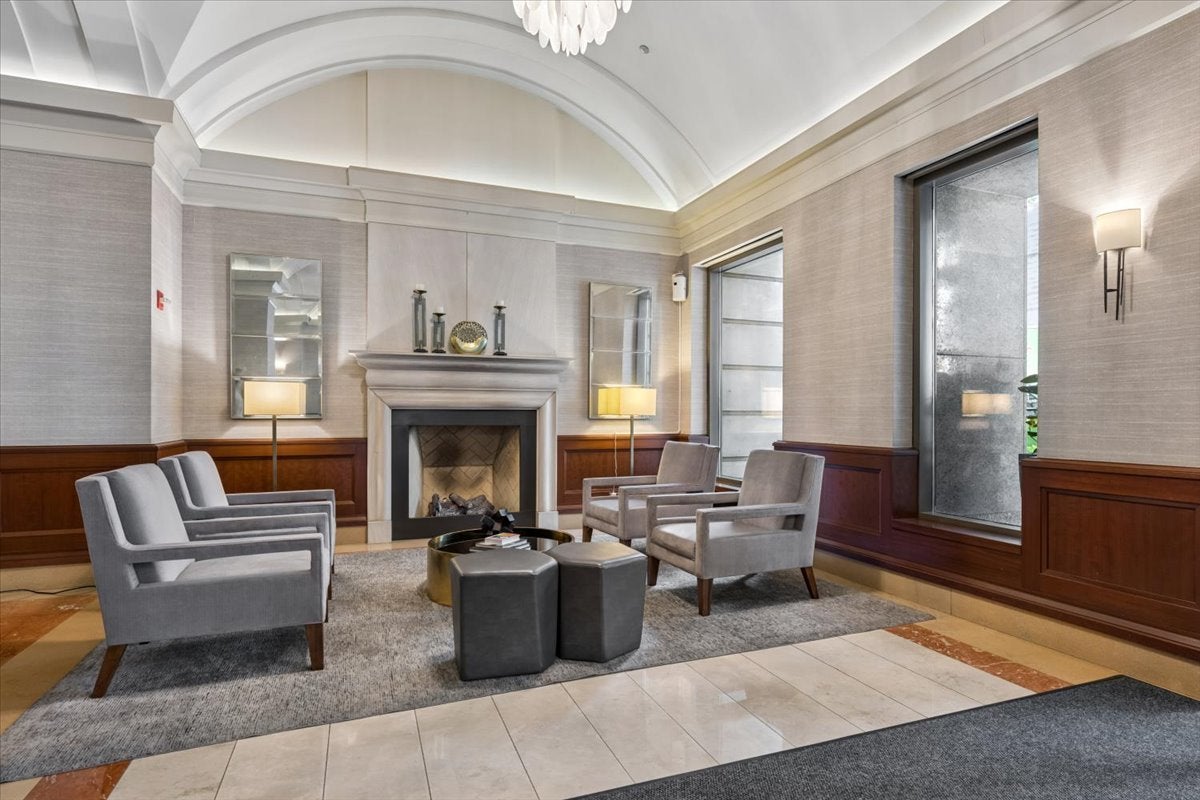 25 E SUPERIOR Street 2803