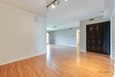 Tiny photo for 915 N York Street N #403, Elmhurst, IL 60126 (MLS # 12467584)