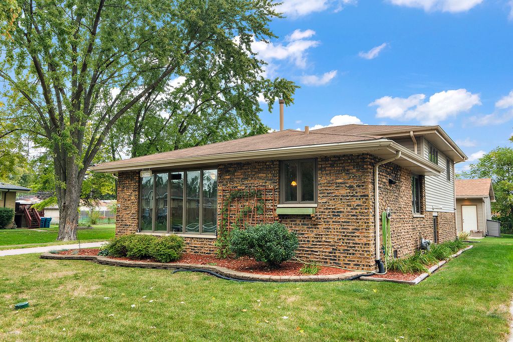 Photo for 14601 Tripp Avenue, Midlothian, IL 60445 (MLS # 12497056)