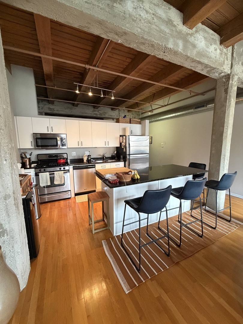 333 S Desplaines Street 605