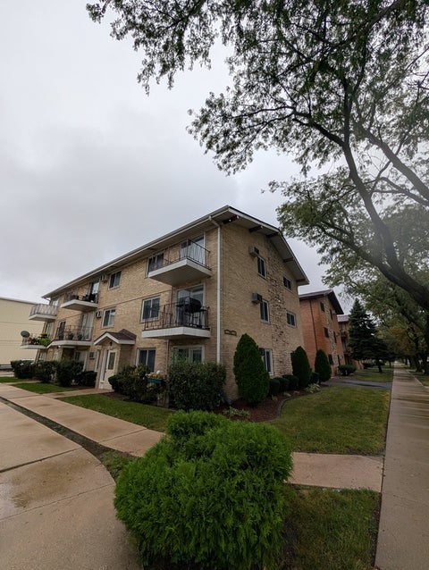 Photo of 6025 W 64th Place #6, Chicago, IL 60638 (MLS # 12768705)