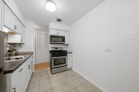 Tiny photo for 1500 Robin Circle #213, Hoffman Estates, IL 60169 (MLS # 12797261)