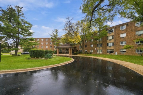 Photo of 1500 Robin Circle #213, Hoffman Estates, IL 60169 (MLS # 12797261)