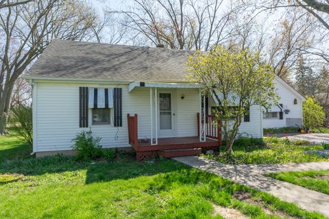 Single Family Residence in Beach Park IL 38231 Russell Avenue.jpg