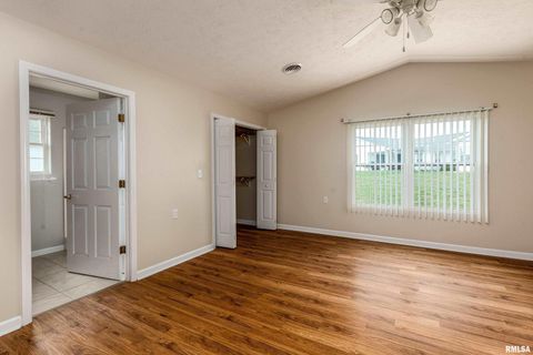 Tiny photo for 1500 APACHE Drive, Marion, IL 62959 (MLS # QC4268351)