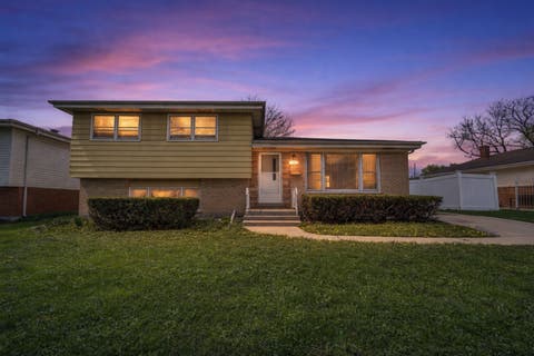 Photo of 10 N ADAMS Drive, Addison, IL 60101 (MLS # 12725164)