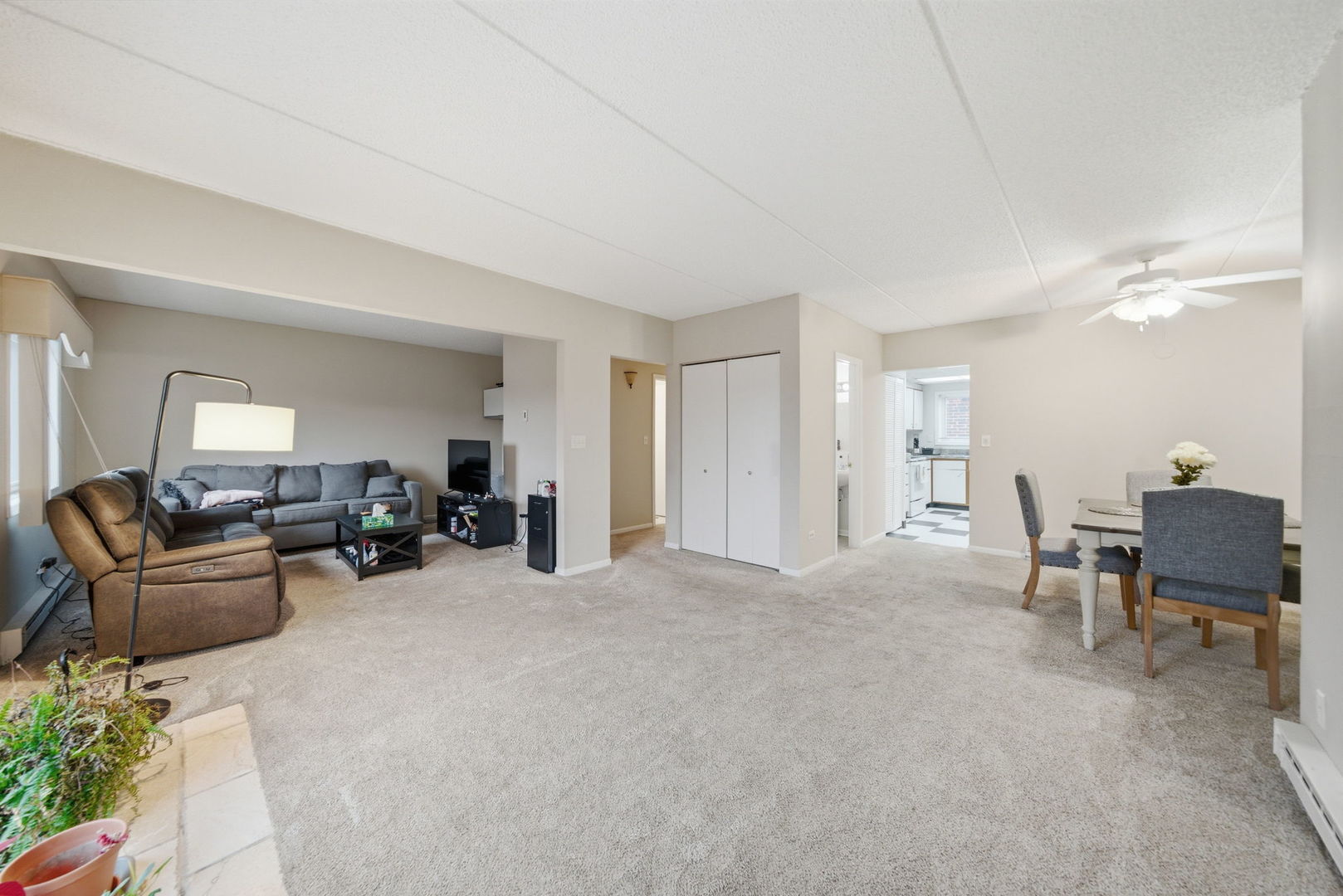 940 N Rohlwing Road 201A