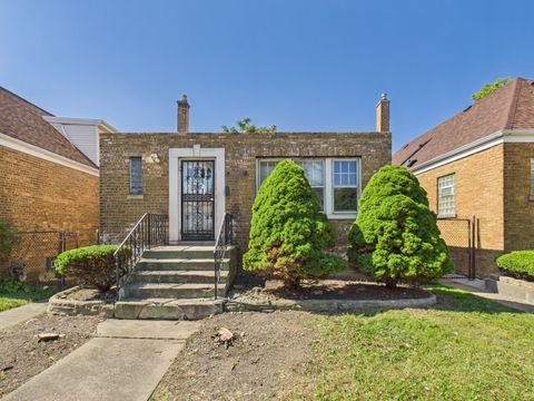 Photo of 9832 S Calumet Avenue, Chicago, IL 60628 (MLS # 12491374)