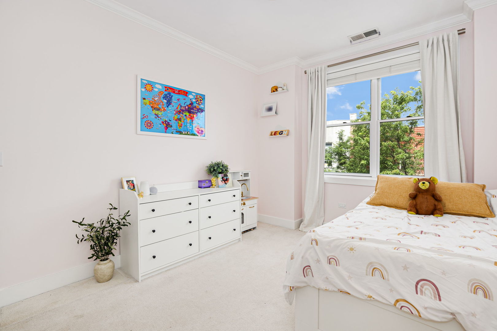 Chicago, Illinois 60647, United States, 3 Bedrooms Bedrooms, ,2 BathroomsBathrooms,Residential,Active,219833