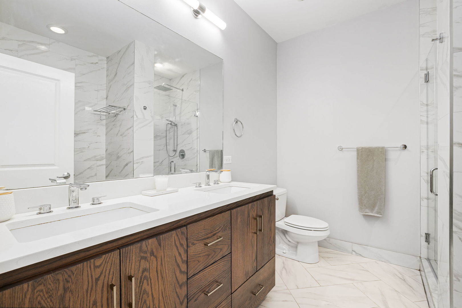 Chicago, Illinois 60647, United States, 3 Bedrooms Bedrooms, ,2 BathroomsBathrooms,Residential,Active,219833