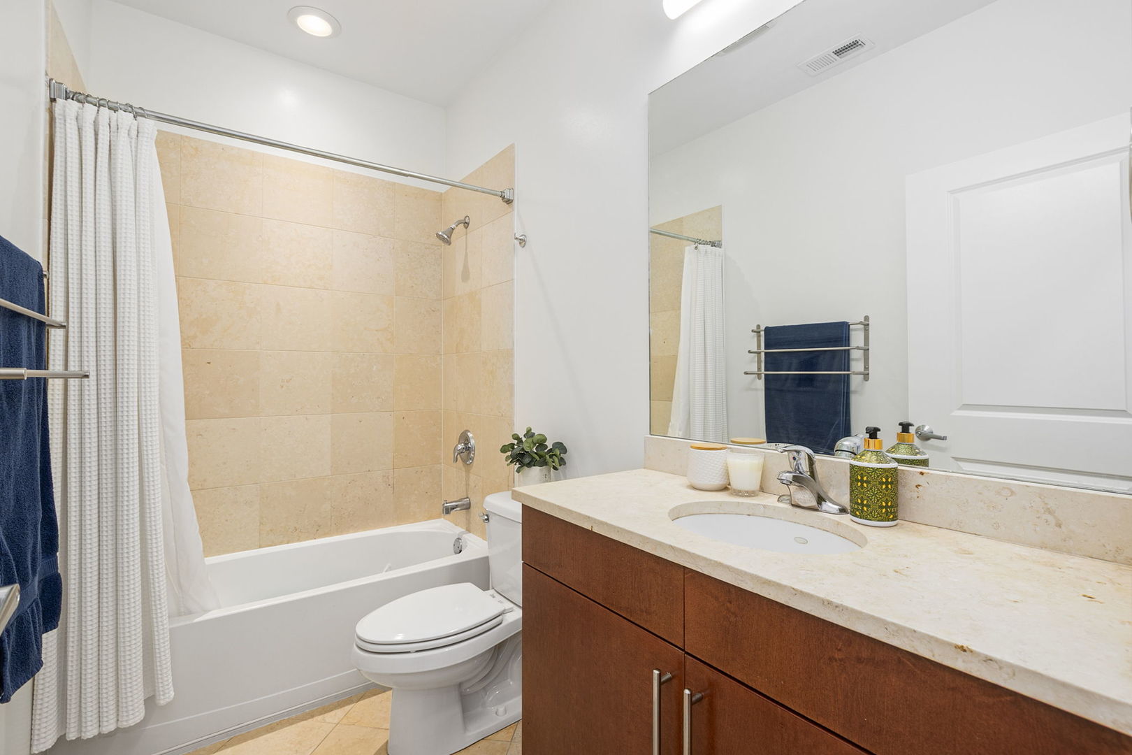 Chicago, Illinois 60647, United States, 3 Bedrooms Bedrooms, ,2 BathroomsBathrooms,Residential,Active,219833