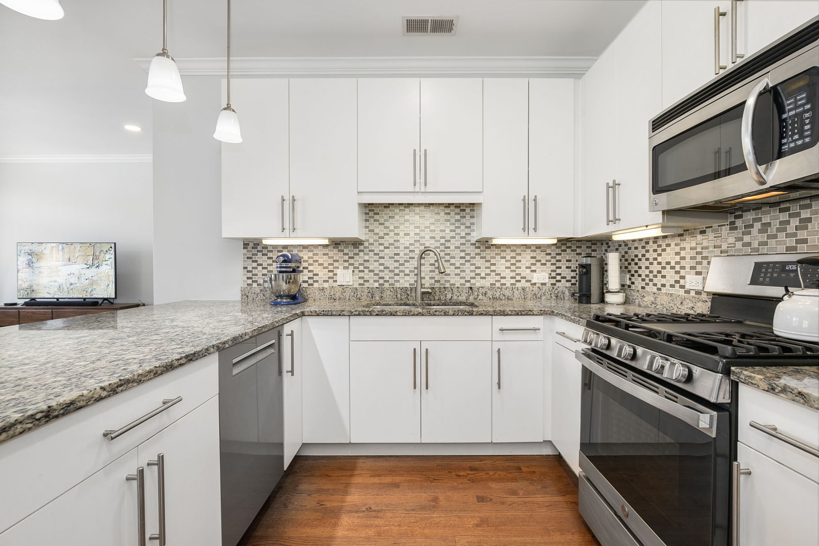 Chicago, Illinois 60647, United States, 3 Bedrooms Bedrooms, ,2 BathroomsBathrooms,Residential,Active,219833