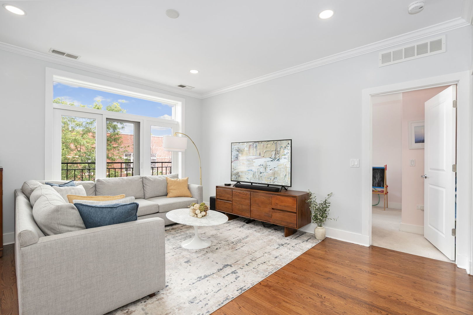 Chicago, Illinois 60647, United States, 3 Bedrooms Bedrooms, ,2 BathroomsBathrooms,Residential,Active,219833