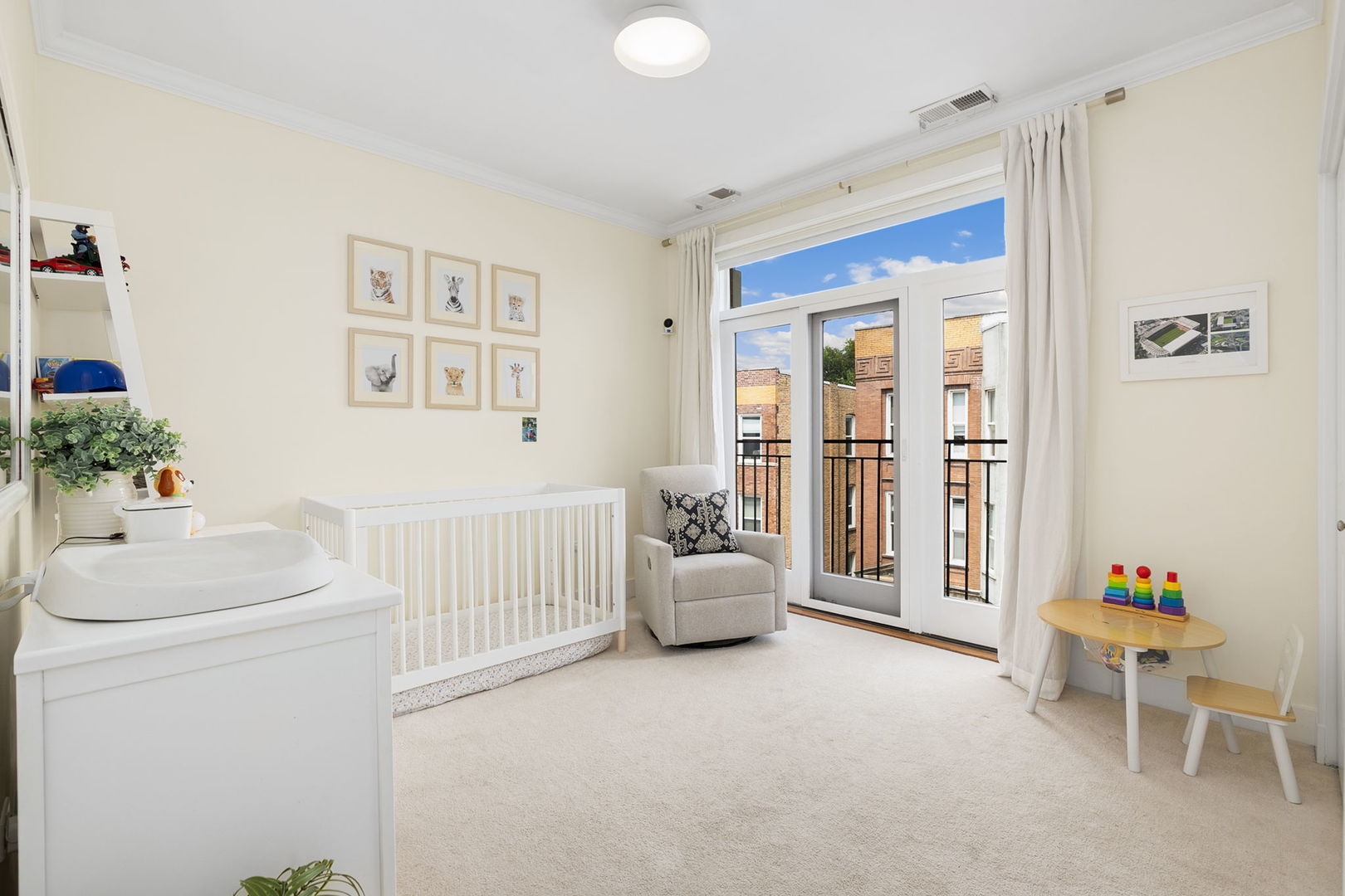 Chicago, Illinois 60647, United States, 3 Bedrooms Bedrooms, ,2 BathroomsBathrooms,Residential,Active,219833