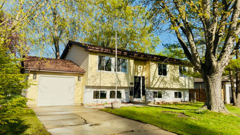 Tiny photo for 527 Northgate Road, Lindenhurst, IL 60046 (MLS # 12559645)