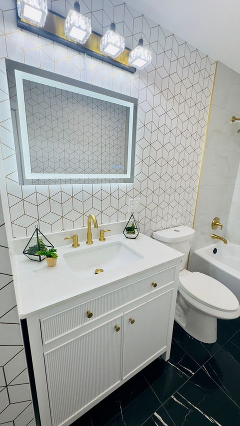 Tiny photo for 527 Northgate Road, Lindenhurst, IL 60046 (MLS # 12559645)