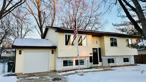 Tiny photo for 527 Northgate Road, Lindenhurst, IL 60046 (MLS # 12559645)