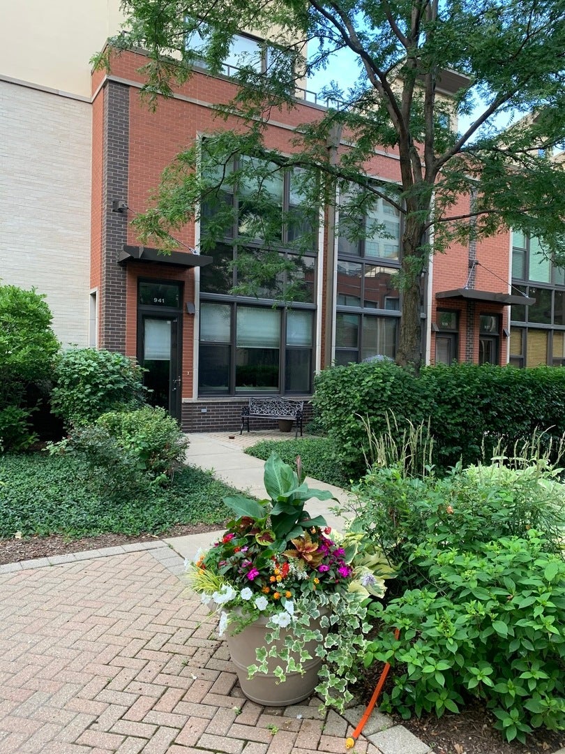 Photo 1 of 23 — 941 N HOWE Street, Chicago, IL 60610