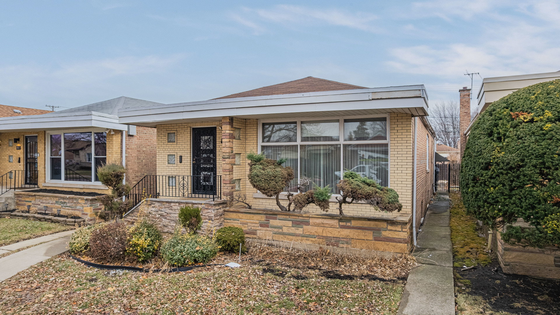 8849 S Paxton Avenue