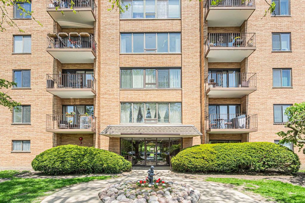 Photo for 1747 W Crystal Lane #308, Mount Prospect, IL 60056 (MLS # 12362293)