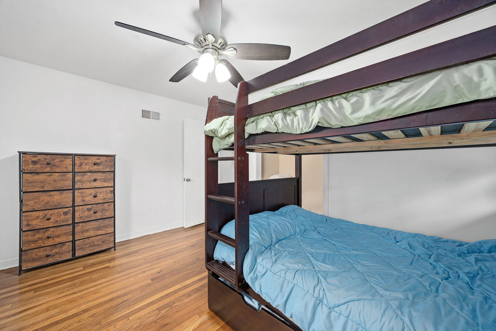 Downers Grove, Illinois 60515, United States, 3 Bedrooms Bedrooms, ,2 BathroomsBathrooms,Residential,Active,237975