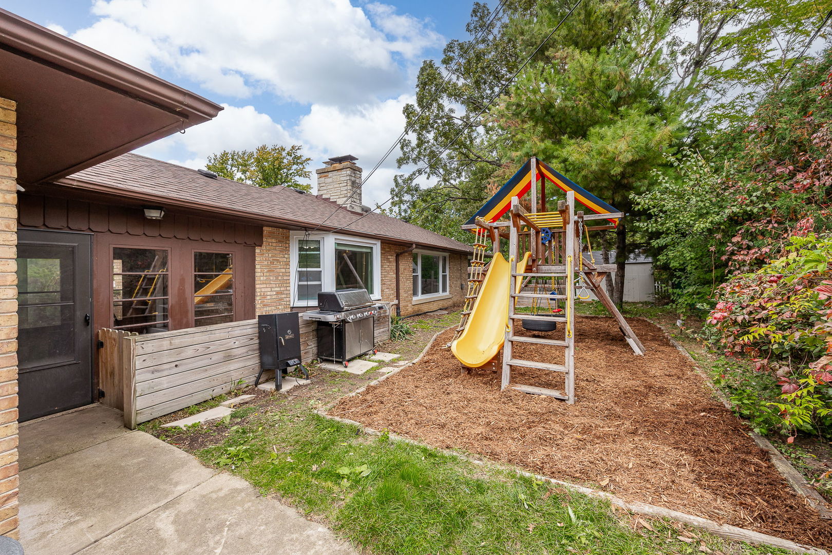 Downers Grove, Illinois 60515, United States, 3 Bedrooms Bedrooms, ,2 BathroomsBathrooms,Residential,Active,237975