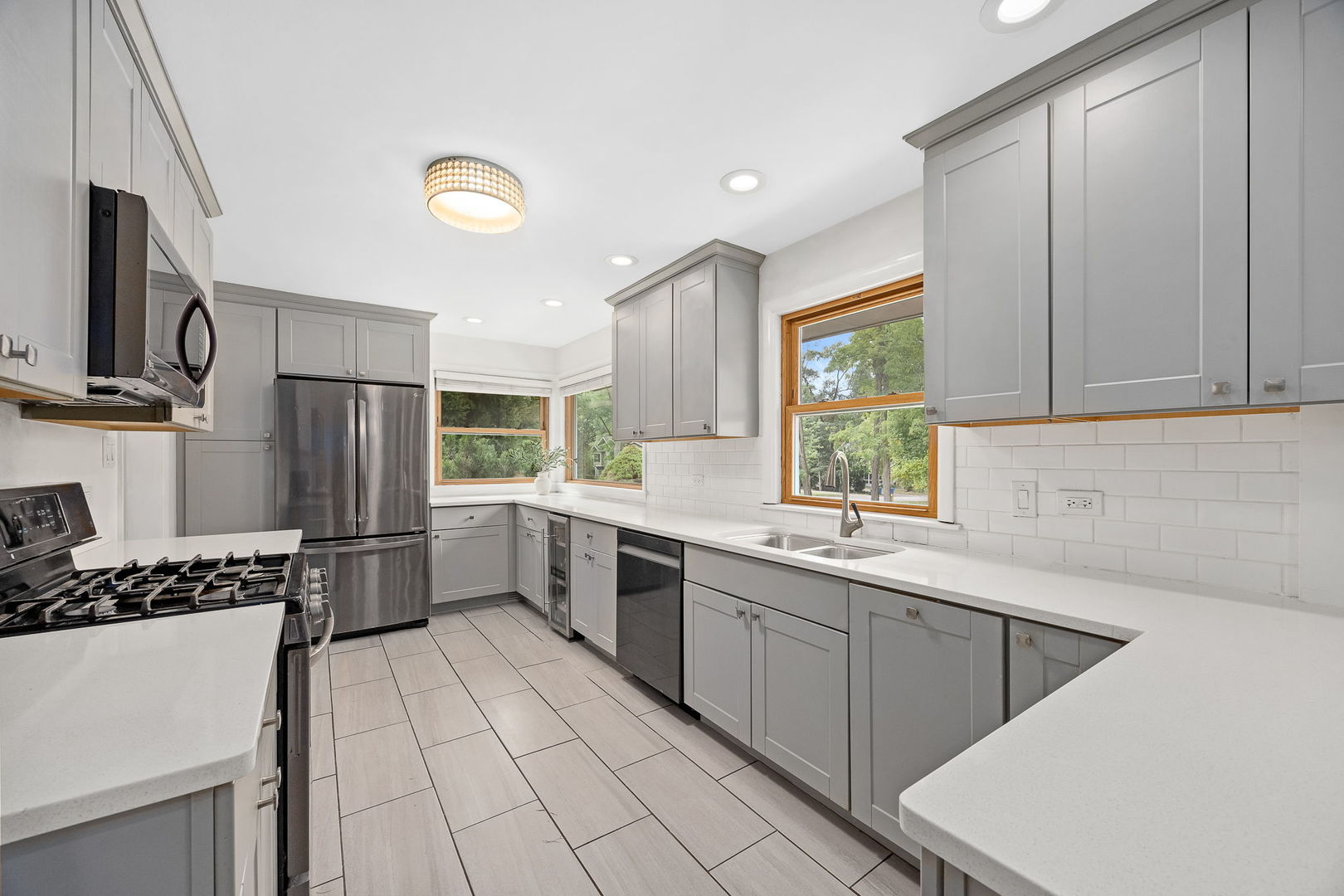 Downers Grove, Illinois 60515, United States, 3 Bedrooms Bedrooms, ,2 BathroomsBathrooms,Residential,Active,237975