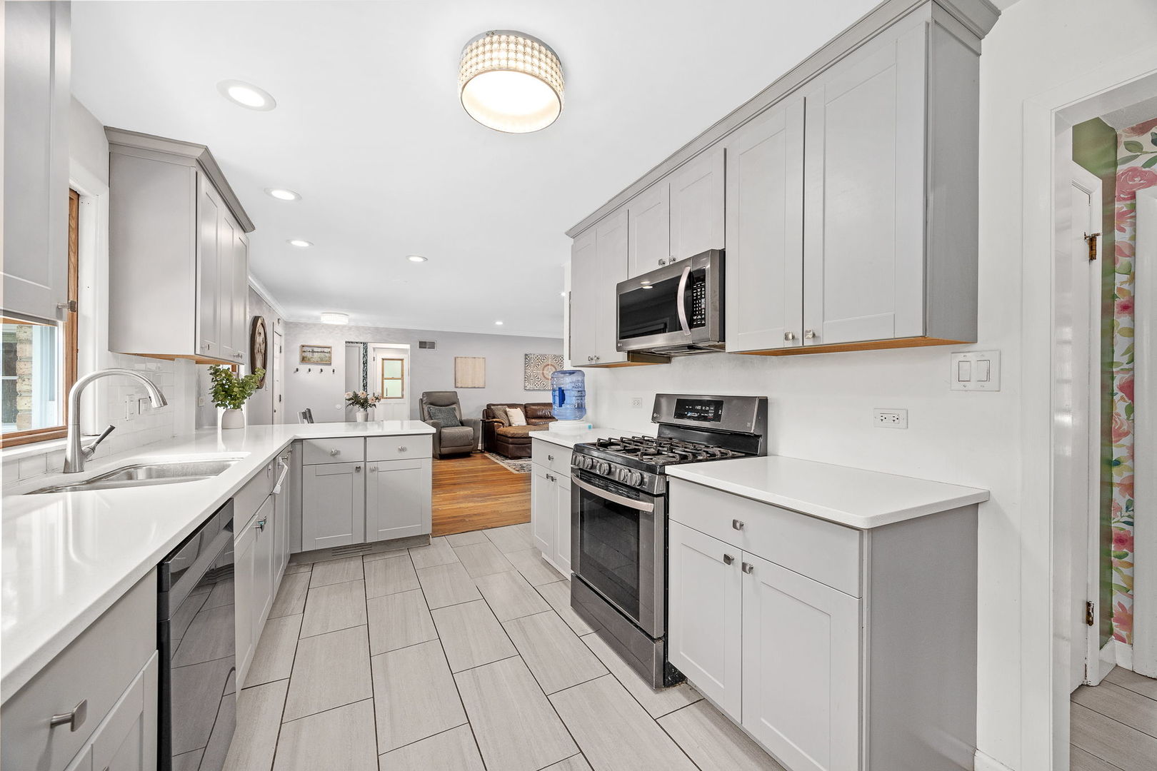 Downers Grove, Illinois 60515, United States, 3 Bedrooms Bedrooms, ,2 BathroomsBathrooms,Residential,Active,237975