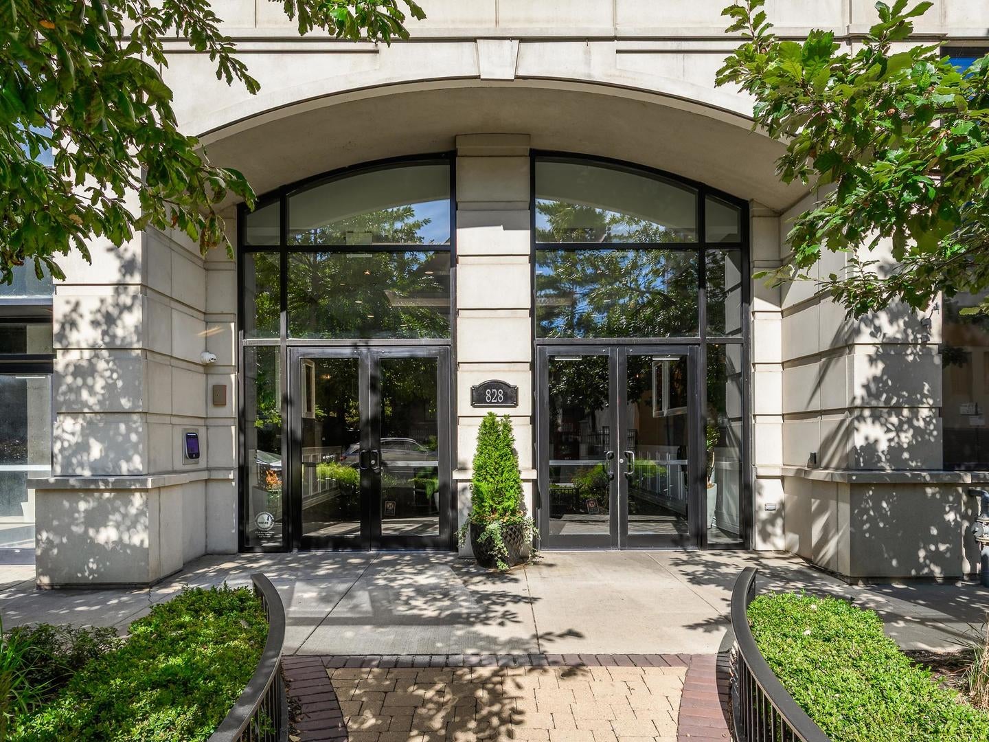 828 W Grace Street 707