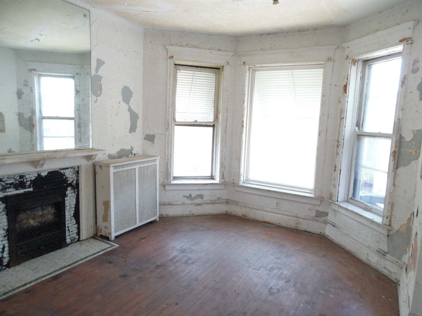 6347 S Eberhart Avenue