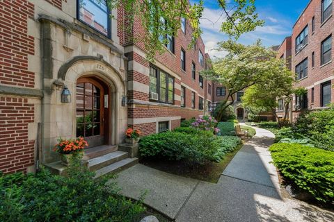 Tiny photo for 726 Hinman Avenue #2E, Evanston, IL 60202 (MLS # 12607185)
