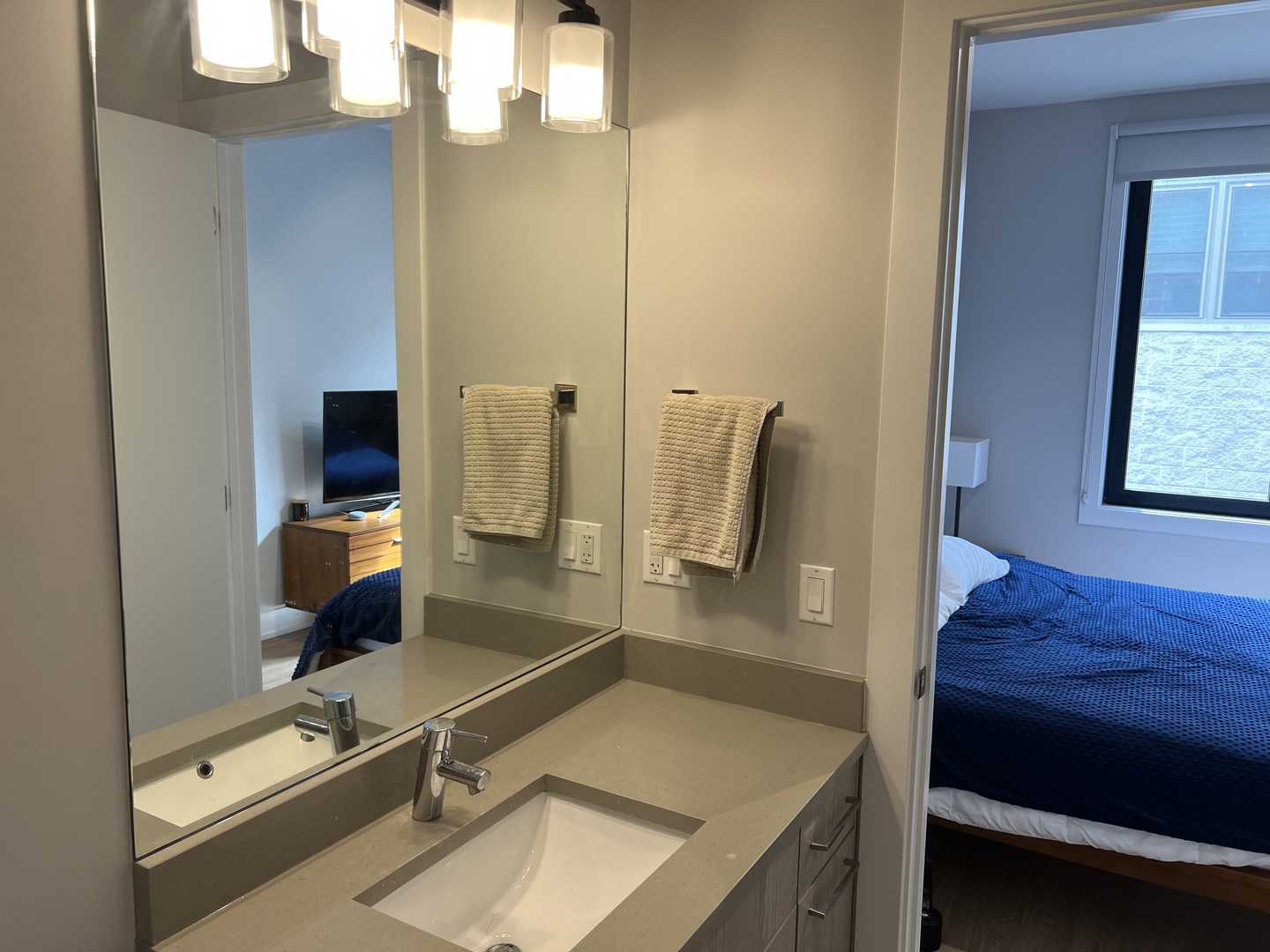 Chicago, Illinois 60647, United States, 2 Bedrooms Bedrooms, ,2 BathroomsBathrooms,Residential,Active,221367