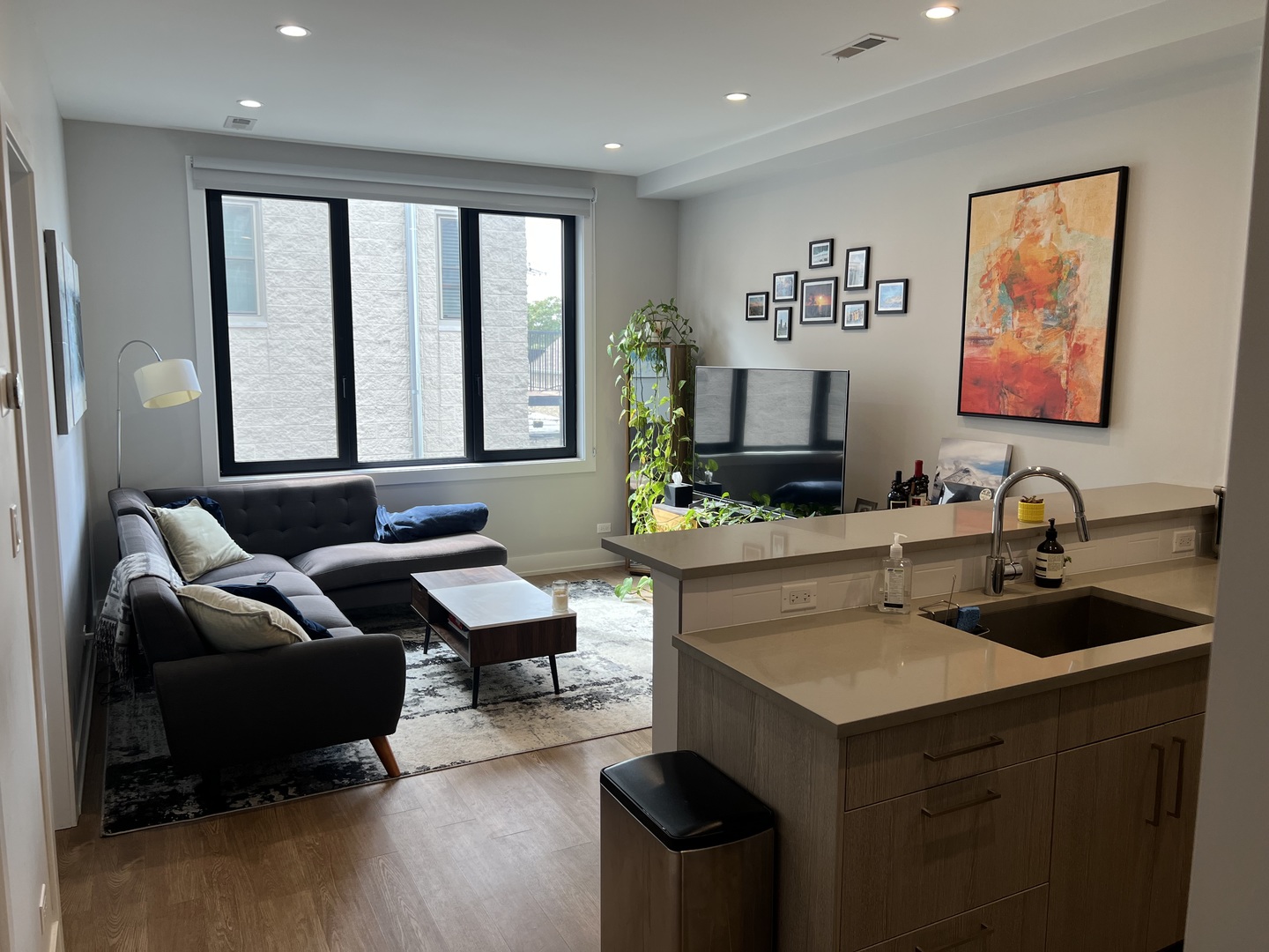 Chicago, Illinois 60647, United States, 2 Bedrooms Bedrooms, ,2 BathroomsBathrooms,Residential,Active,221367
