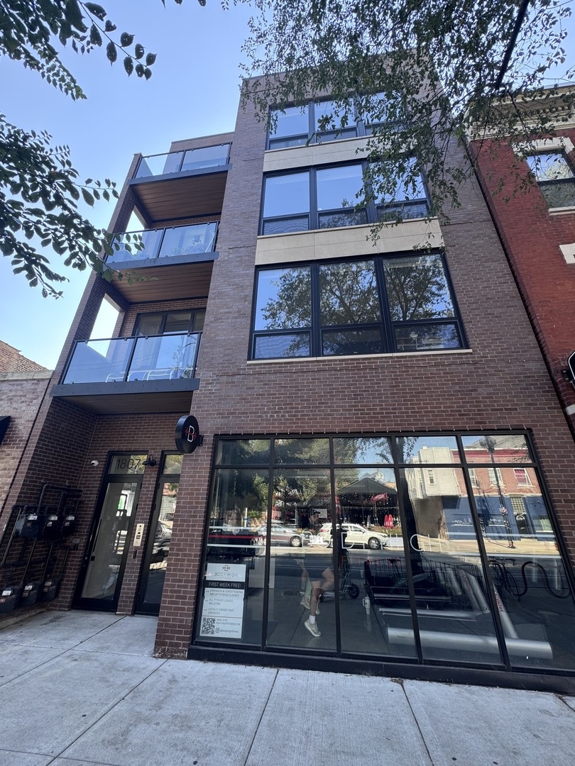 Chicago, Illinois 60647, United States, 2 Bedrooms Bedrooms, ,2 BathroomsBathrooms,Residential,Active,221367