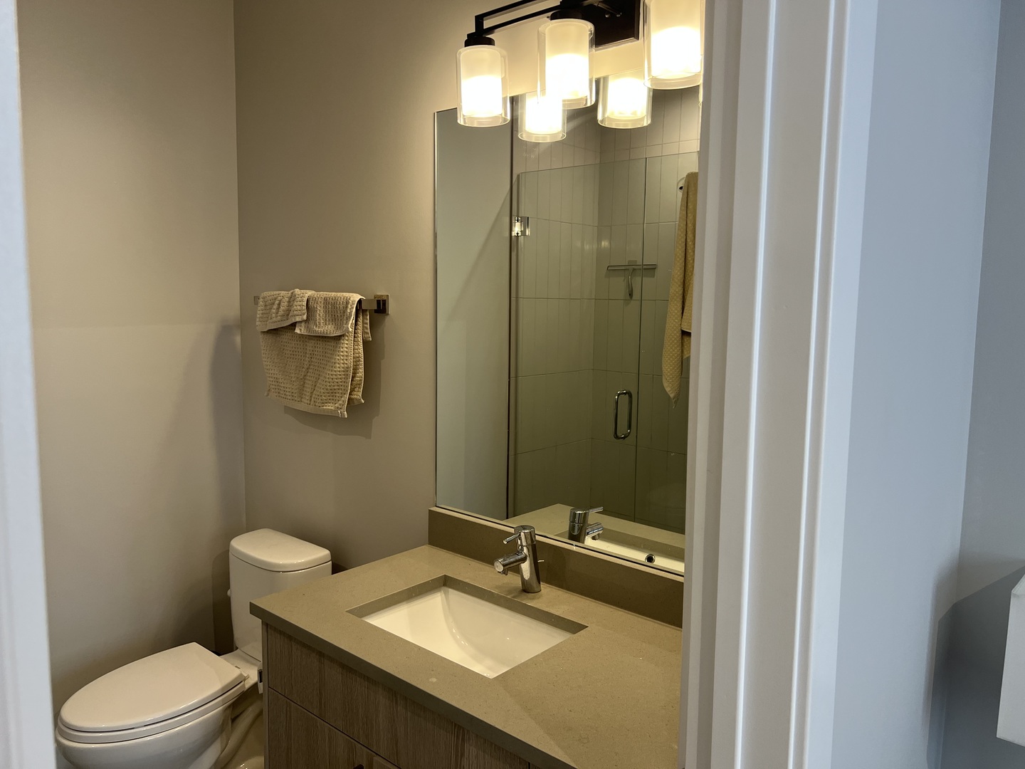 Chicago, Illinois 60647, United States, 2 Bedrooms Bedrooms, ,2 BathroomsBathrooms,Residential,Active,221367