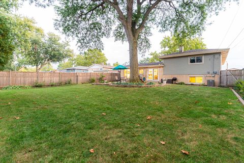 Tiny photo for 716 E Wilson Avenue, Lombard, IL 60148 (MLS # 12506025)