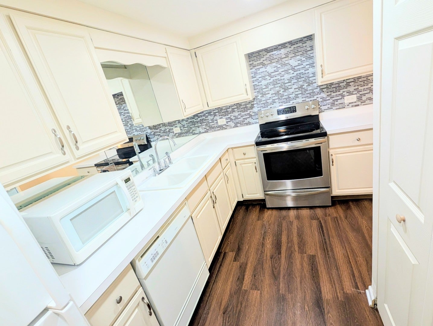 3505 Lakeview Drive 104