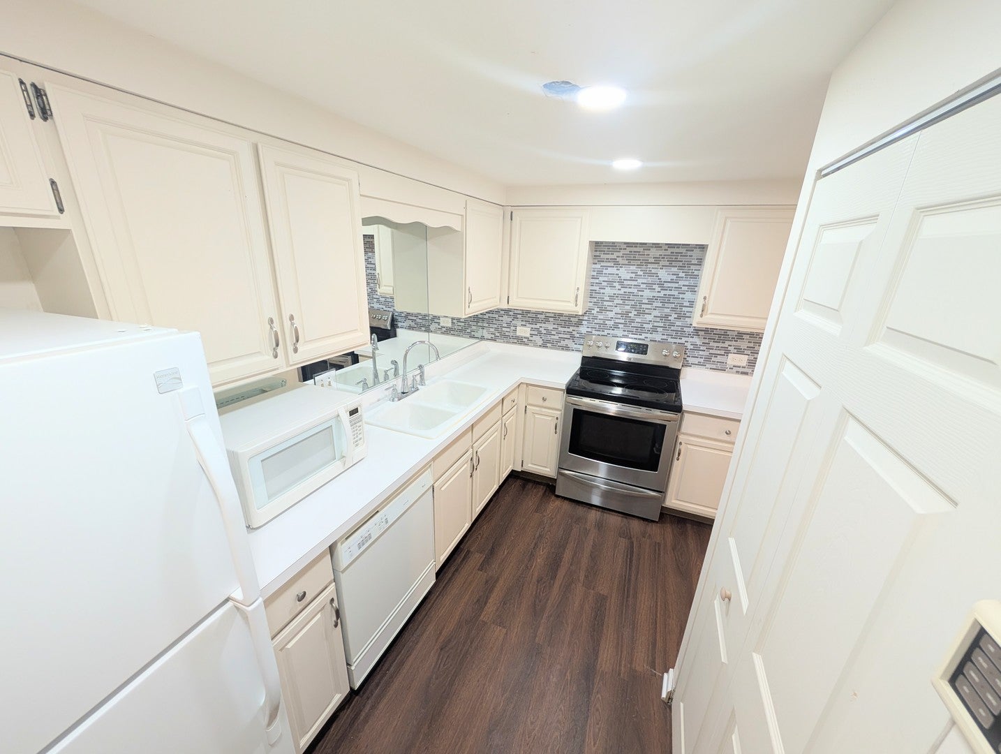 3505 Lakeview Drive 104