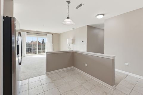 Tiny photo for 14 S Prospect Street #402, Roselle, IL 60172 (MLS # 12587331)