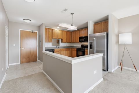 Tiny photo for 14 S Prospect Street #402, Roselle, IL 60172 (MLS # 12587331)