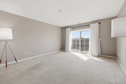 Tiny photo for 14 S Prospect Street #402, Roselle, IL 60172 (MLS # 12587331)