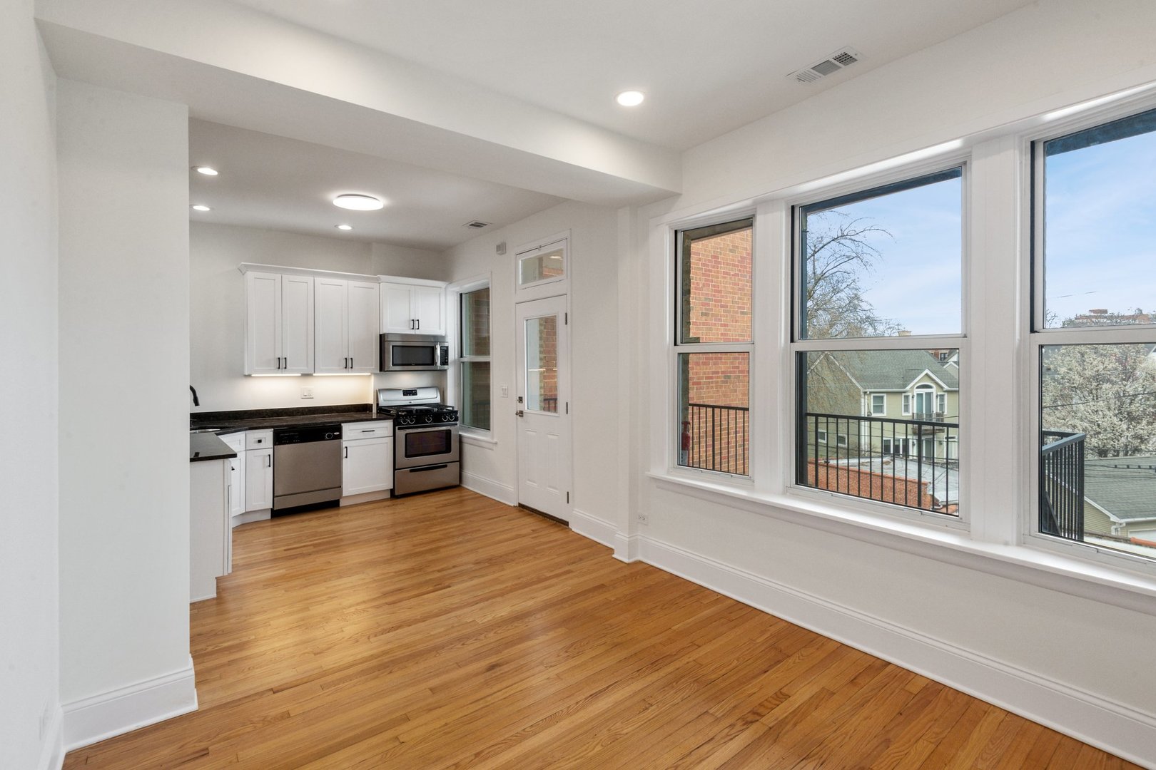 4345 N Lincoln Avenue 3