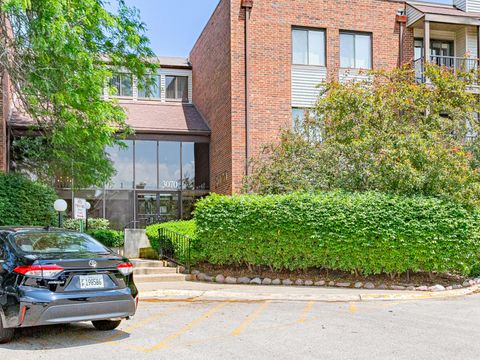 Photo of 3070 Pheasant Creek Drive #201, Northbrook, IL 60062 (MLS # 12381495)