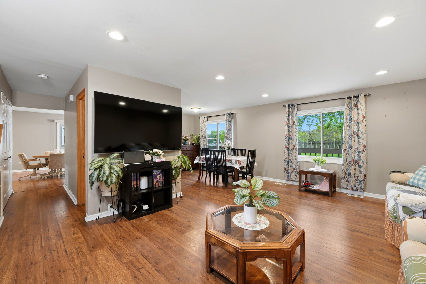 221 E Lakeside Drive